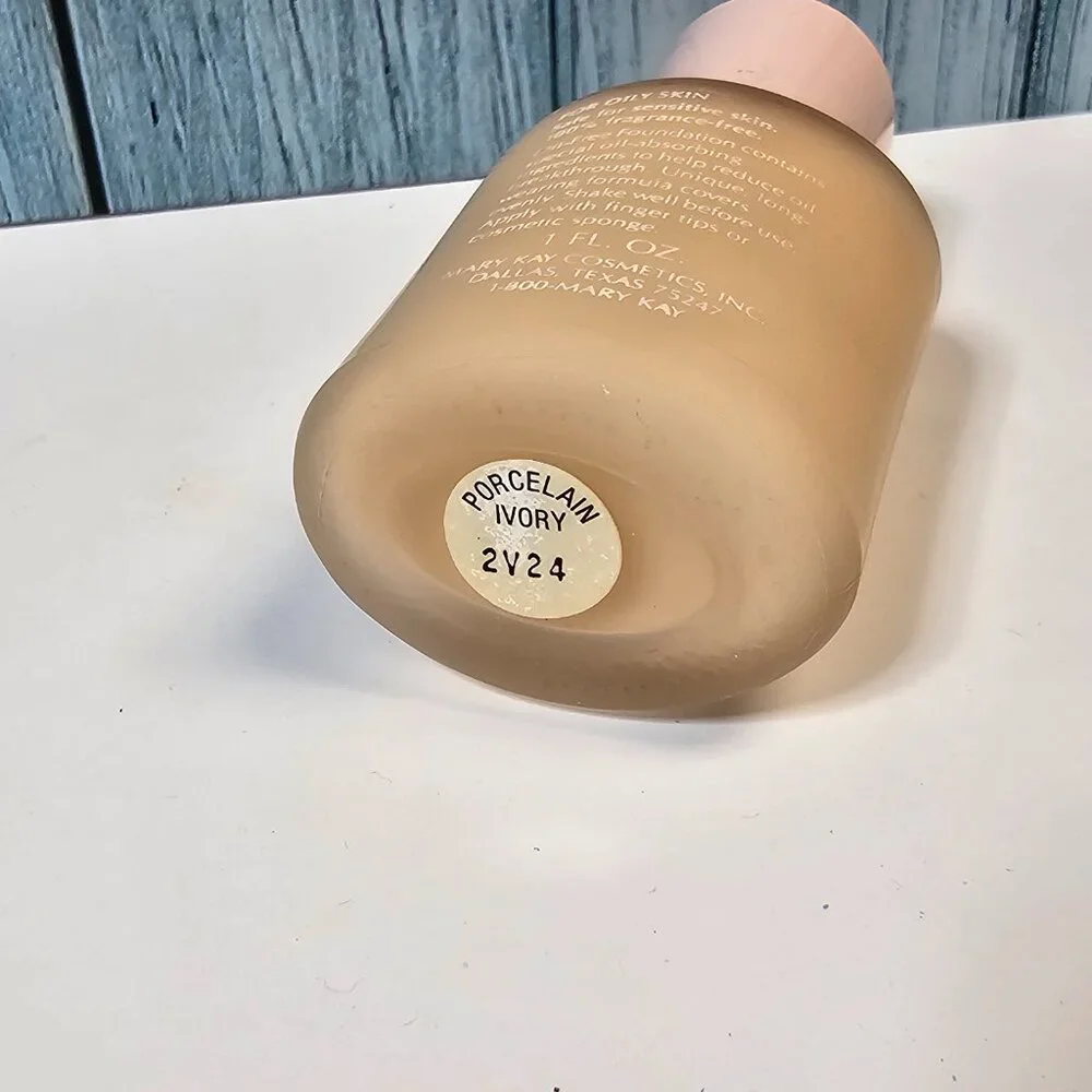 Mary Kay - Oil-Free Foundation Porcelain Ivory  #4488 - NIB‎ Old Stock